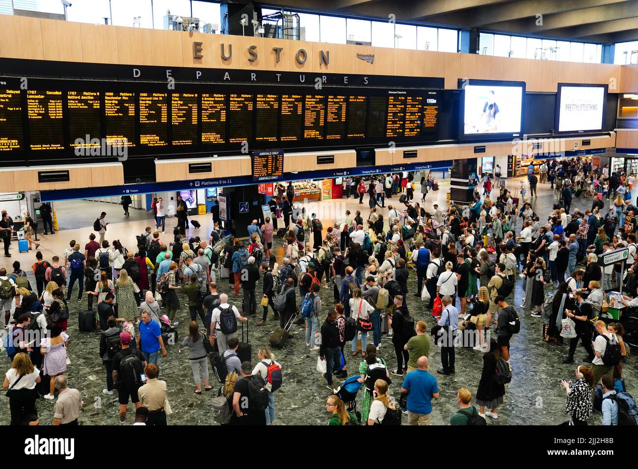 Menschen am Bahnhof Euston in London, da viele Familien zu Beginn der Sommerferien für viele Schulen in England und Wales auf Reisen gehen. Bilddatum: Freitag, 22. Juli 2022. Stockfoto