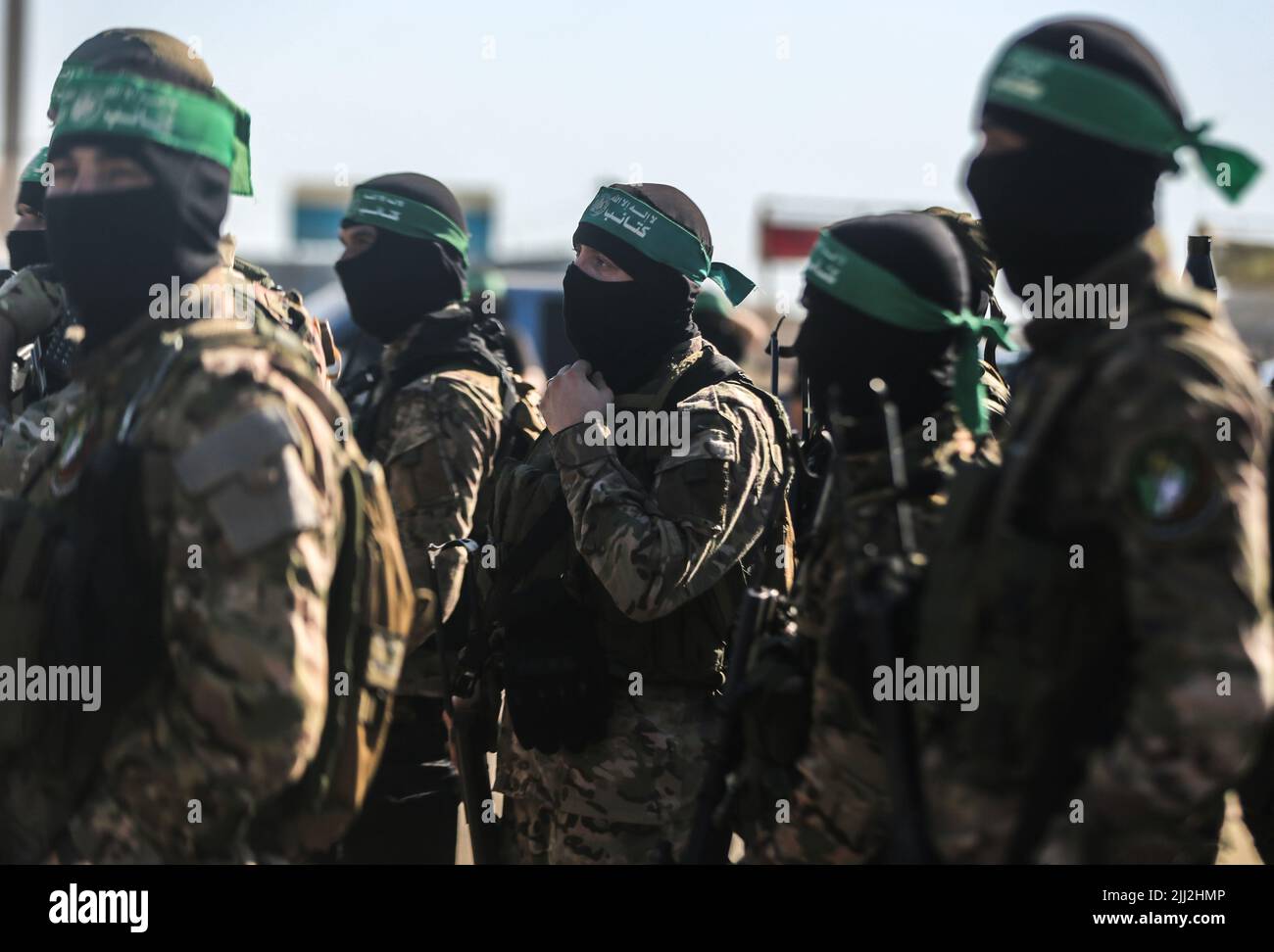 Bewaffnete Männer der Izz al-DIN al-Qassam Brigaden, des militärischen Flügels der Hamas, nehmen an einer Militärparade in Gaza-Stadt Teil. Palästina. Stockfoto