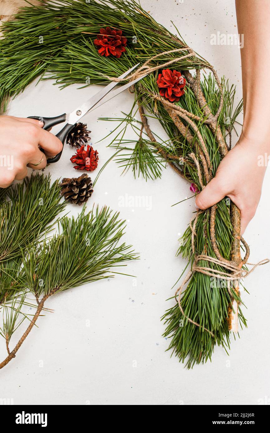 Weihnachtskranz von einer Frau machen Stockfoto