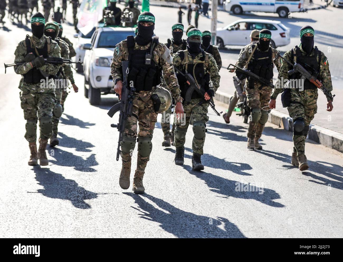 Bewaffnete Männer der Izz al-DIN al-Qassam Brigaden, des militärischen Flügels der Hamas, nehmen an einer Militärparade in Gaza-Stadt Teil. Palästina. Stockfoto