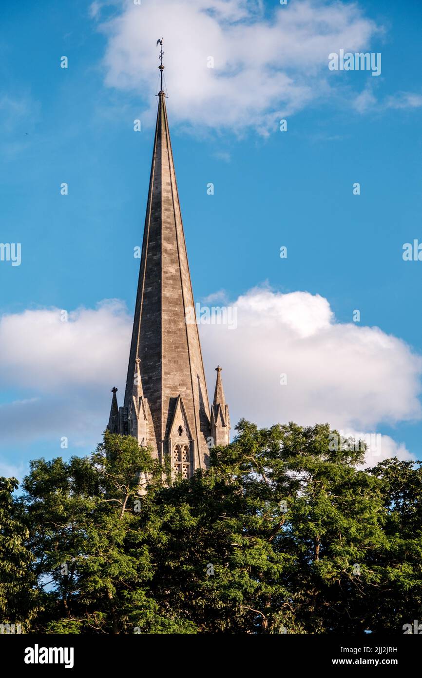 Dorking Surrey UK, Juli 05 2022, Kirchturm St. Martins mit Kopie Raum gegen Einen blauen und wolkigen Himmel Keine Menschen Stockfoto