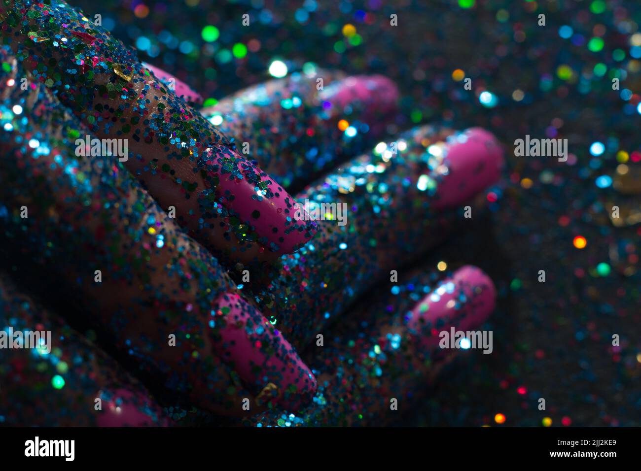 Festliche Maniküre im Hintergrund mit Glitzer Stockfoto