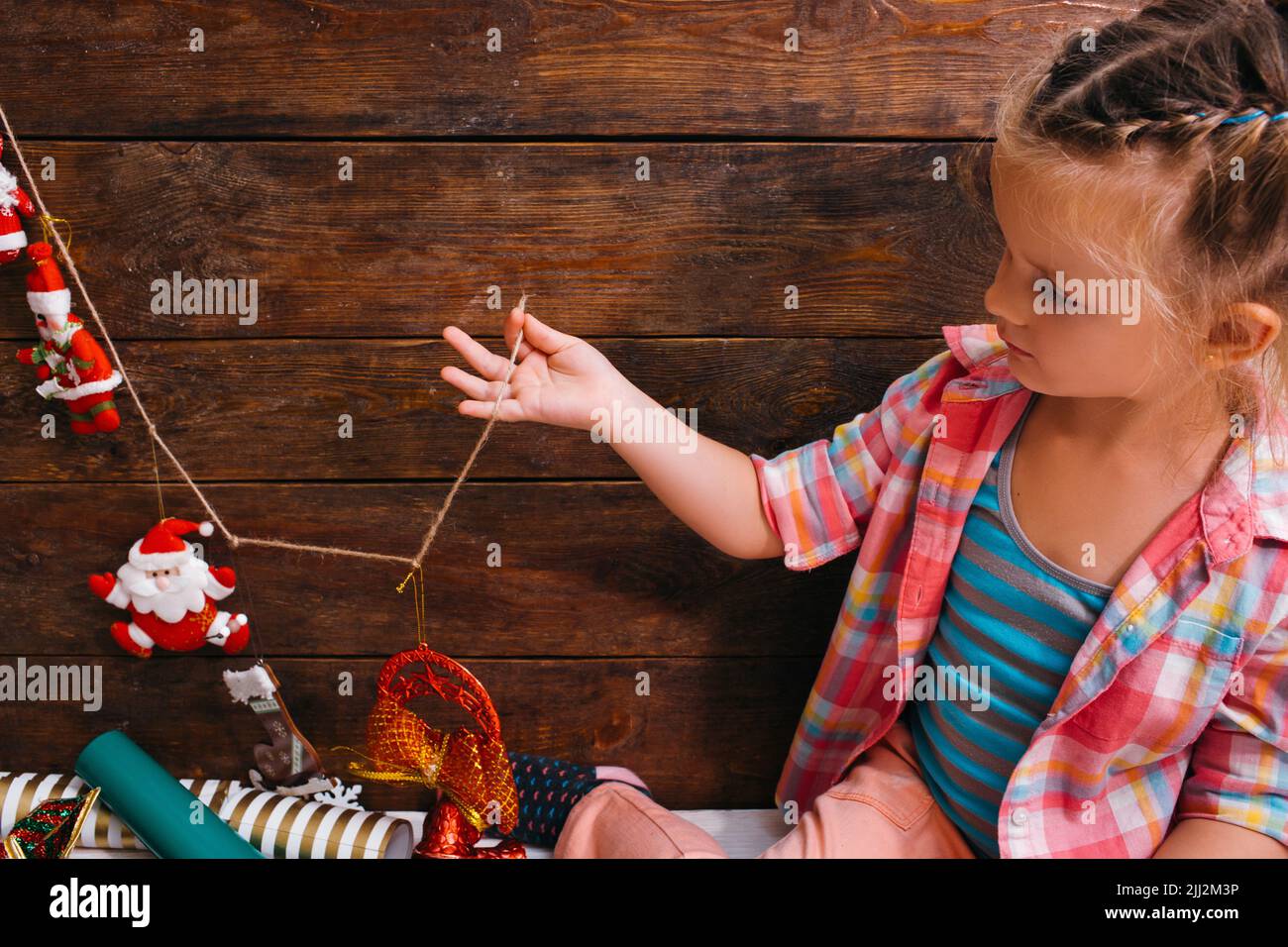 Weihnachten steht bevor. Dekoration mit Hauskunst Stockfoto