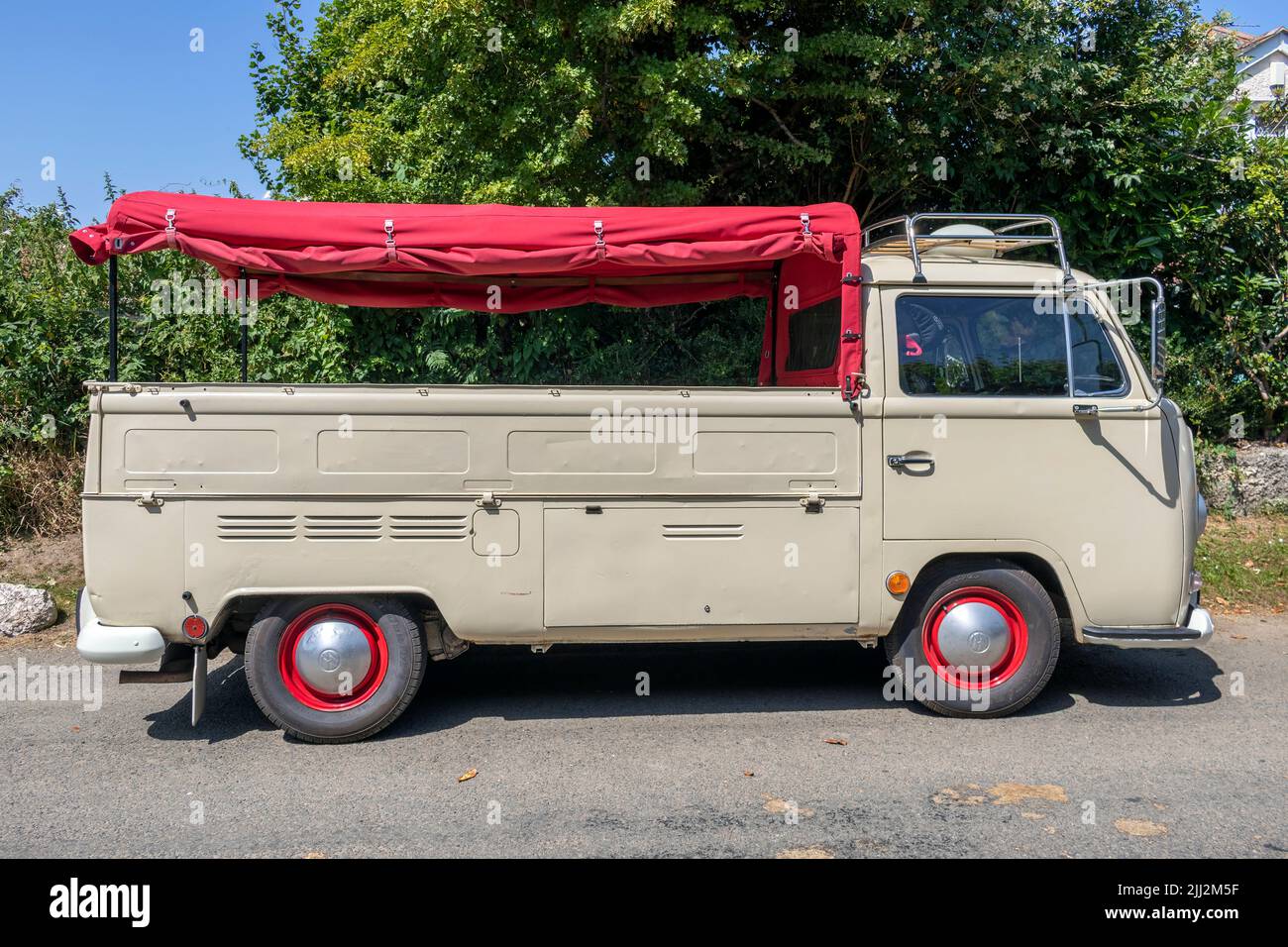 Volkswagen Typ 2 (T2) Pick-up-Truck, mit Segeltuch oben, Dachgepäckträger und mittig montiertem Scheinwerfer auf dem Dach. Stockfoto