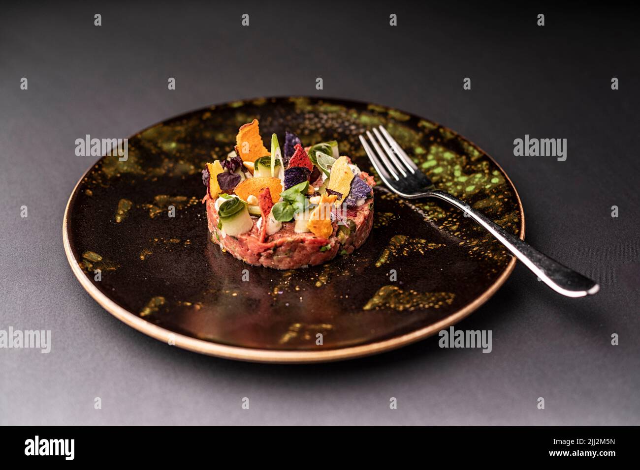 Eine wunderschöne, frisch zubereitete Thunfisch-Tartare mit süß-saurem ...