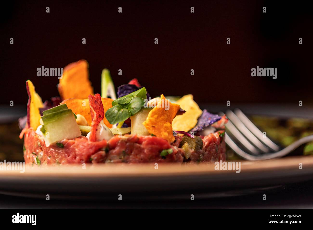 Eine wunderschöne, frisch zubereitete Thunfisch-Tartare mit süß-saurem ...