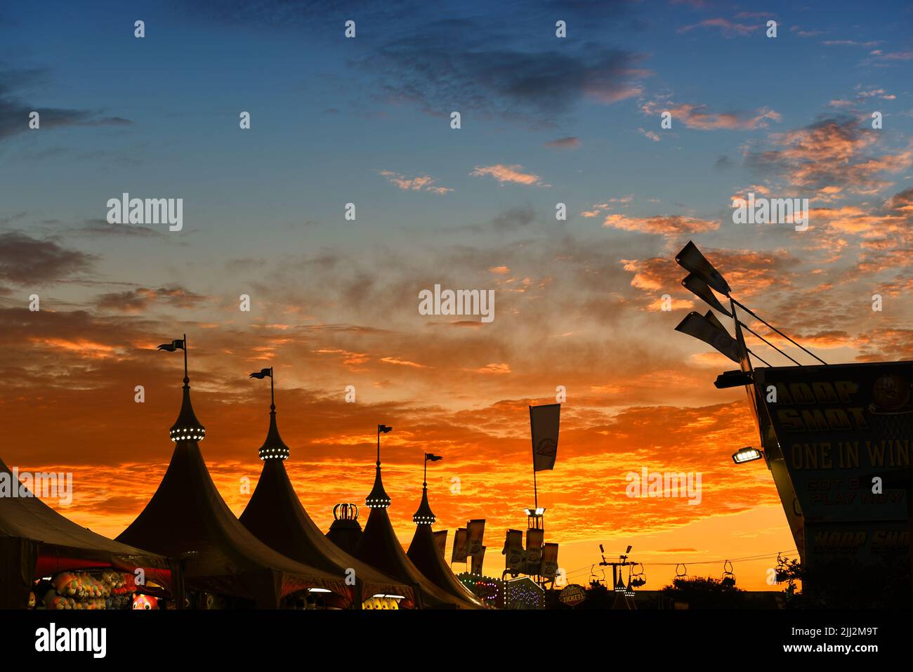 COSTA MESA, KALIFORNIEN - 20 JUL 2022: Wunderschöner Sonnenuntergang über dem Midway auf der Orange County Fair. Stockfoto