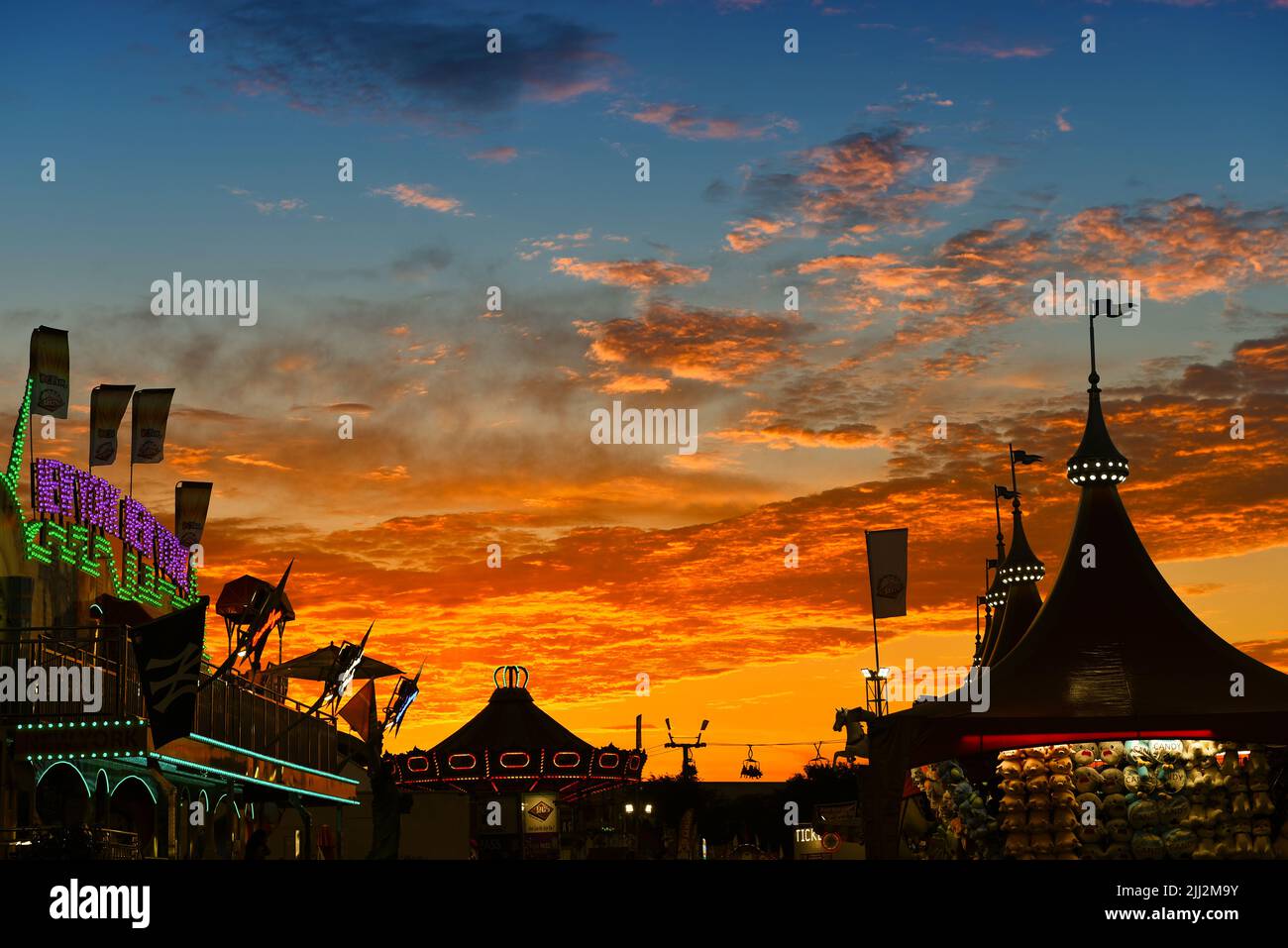 COSTA MESA, KALIFORNIEN - 20 JUL 2022: Wunderschöner Sonnenuntergang über dem Midway auf der Orange County Fair. Stockfoto