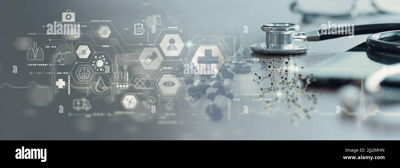 Nahaufnahme eines Stethoskops und eines digitalen Tablets mit virtueller elektronischer Patientenakte auf der Schnittstelle. Digitale Gesundheitsversorgung und Netzwerk auf modernen V Stockfoto Nahaufnahme eines Stethoskops und eines digitalen Tablets mit virtueller elektronischer Patientenakte auf der Schnittstelle. Digitale Gesundheitsversorgung und Netzwerk auf modernen V Stockfoto
