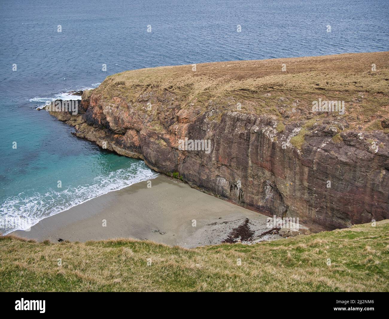 The Walls Boundary Fault, in der Nähe von Ollaberry, Shetland, Großbritannien - Teil des Great Glen Strike-Slip Fault, der durch den Norden des Vereinigten Königreichs verläuft. Stockfoto