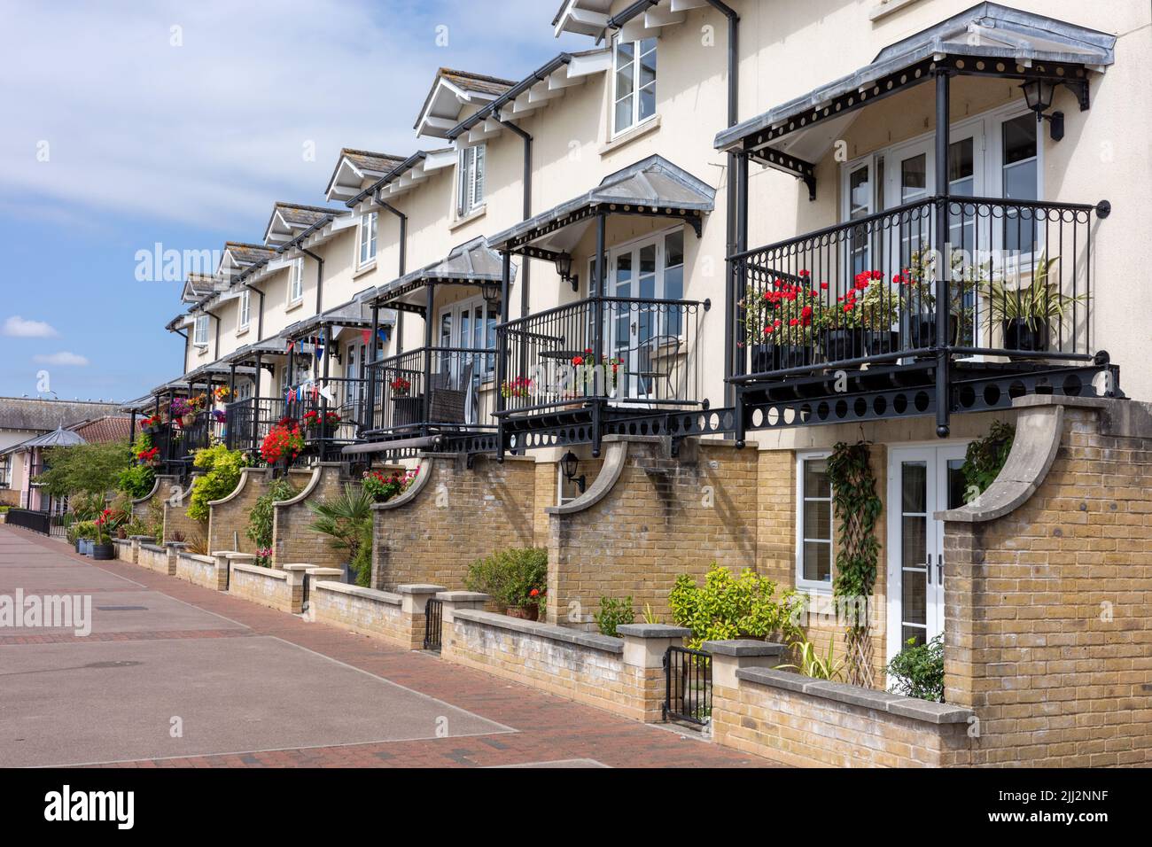 Balcony Flowers on Pooles Wharf, Hotwells, Bristol, Großbritannien (Jul22) Stockfoto