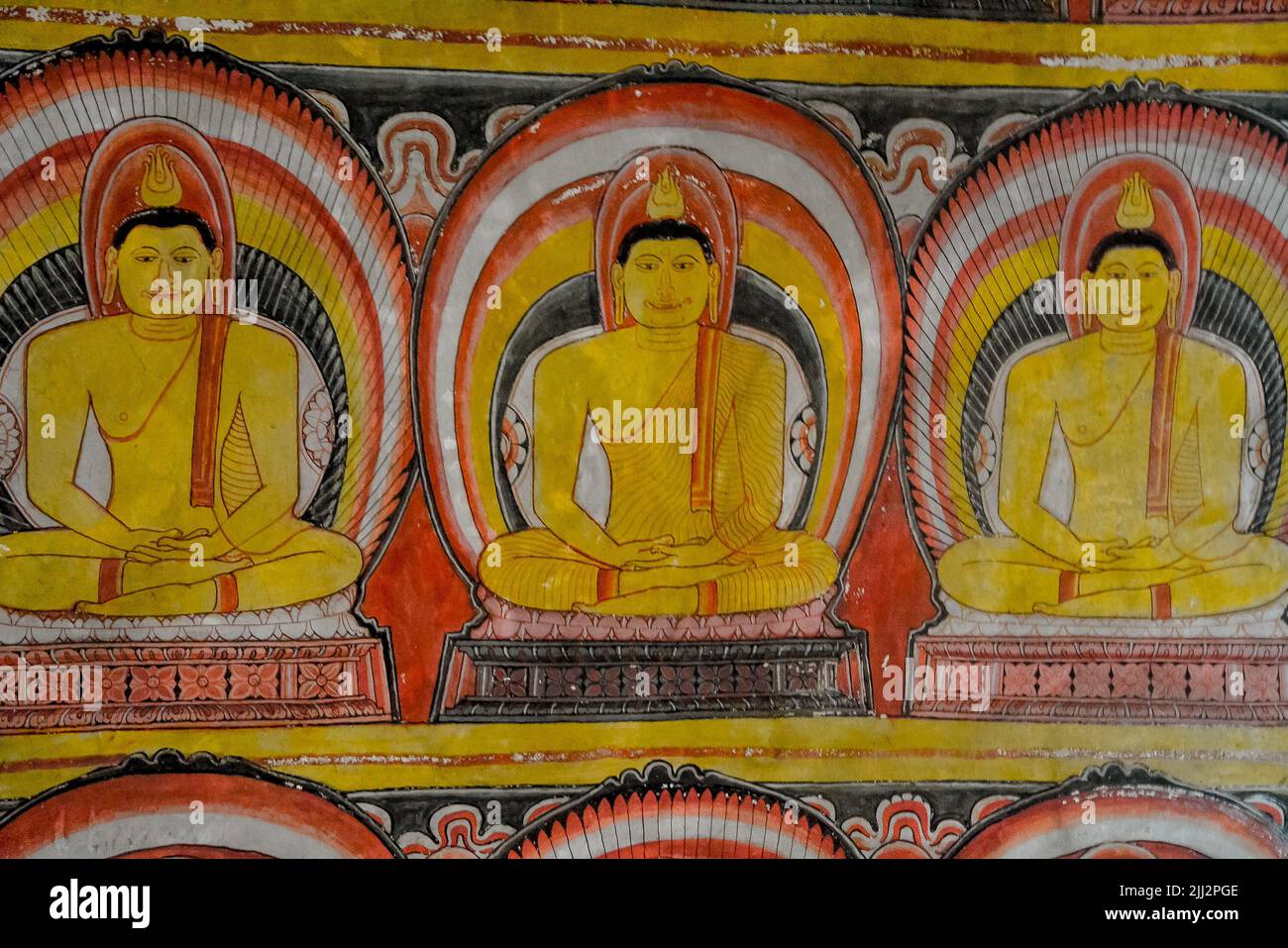 Es ist die Heimat des weltbesten gefeierten Höhlenkomplexes mit prächtigen Buddha-Bildern und Felsmalereien mit lebendigen Farben und Formen, die konstruiert und gemalt wurden Stockfoto