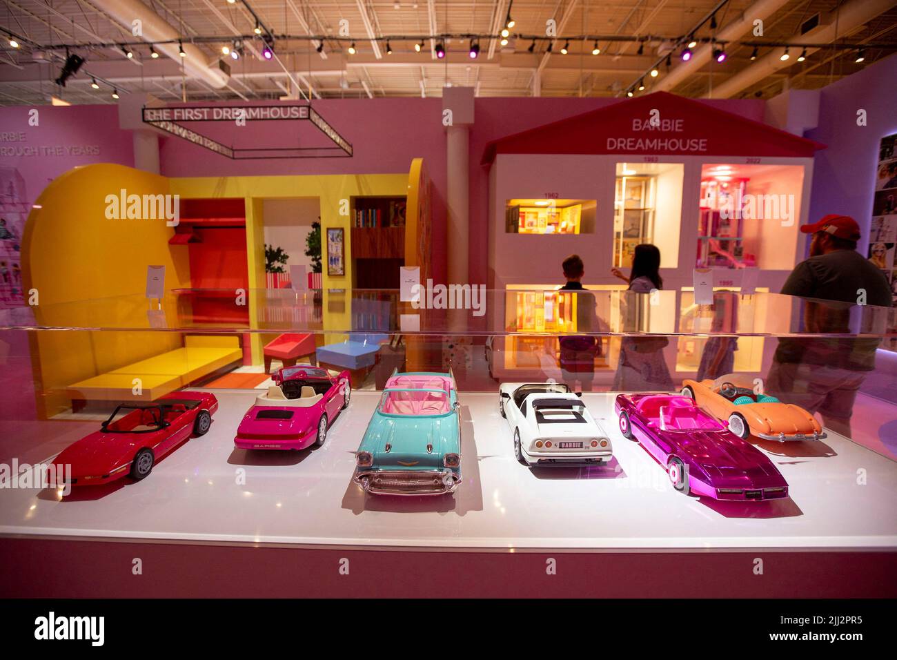 Barbie-Autos wurden der interaktiven Ausstellung World of Barbie  vorgestellt, einer Installation lebensgroßer Barbie-Standorte, die am 22.  Juli 2022 in Mississauga, Ontario, Kanada, der Öffentlichkeit zugänglich  gemacht wurde. REUTERS/Carlos Osorio ...