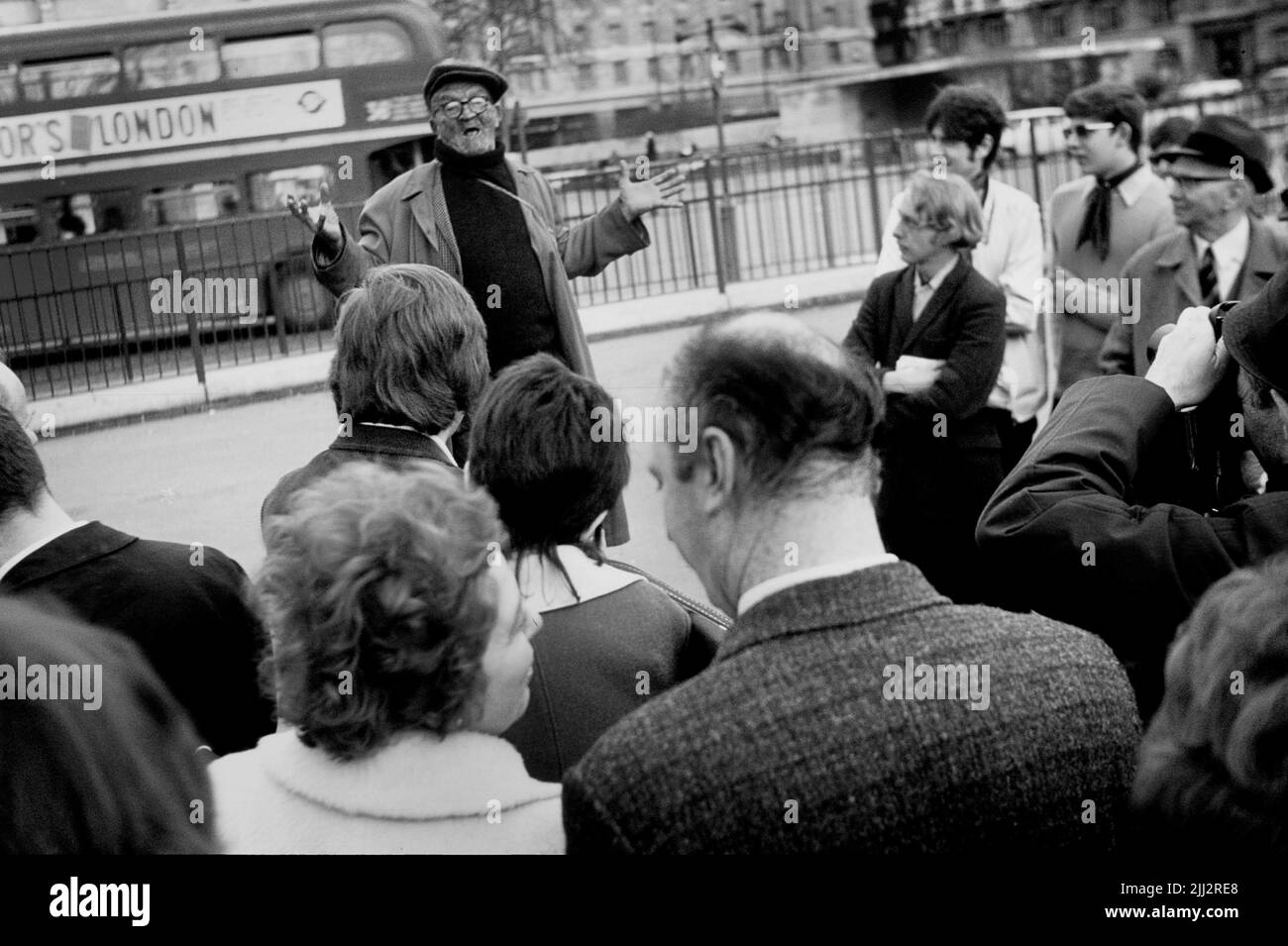 Menschenmenge, die einem Sprecher von Tattooed an der Hyde Park Corner, London, Großbritannien, zuhört, April 21. 1970 Stockfoto