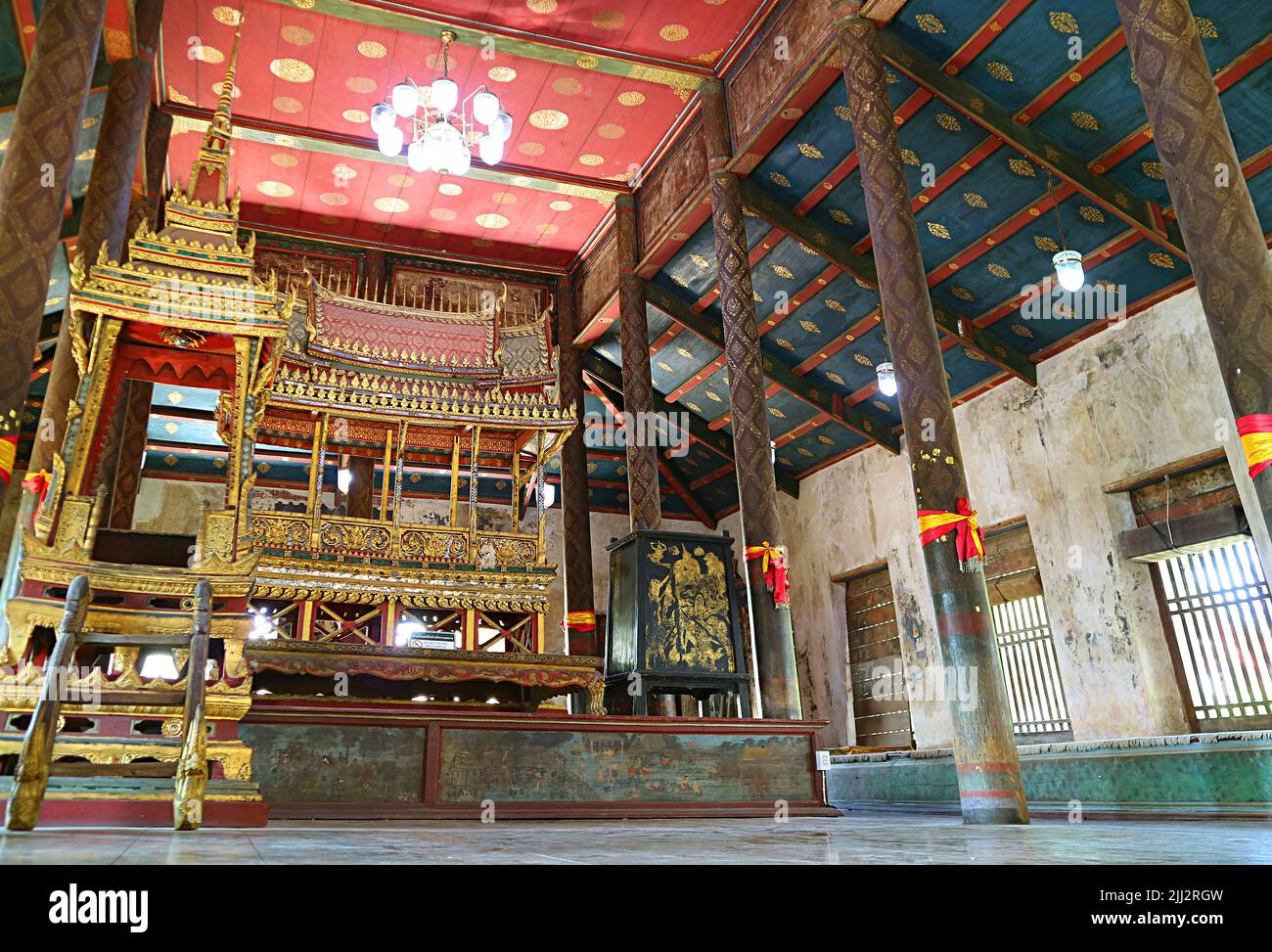 Wunderschöne, reich verzierte antike Pulpit und Artefakte in der Predigthalle des Wat Choeng Tha Tempels, Ayutthaya Historical Park, Thailand Stockfoto