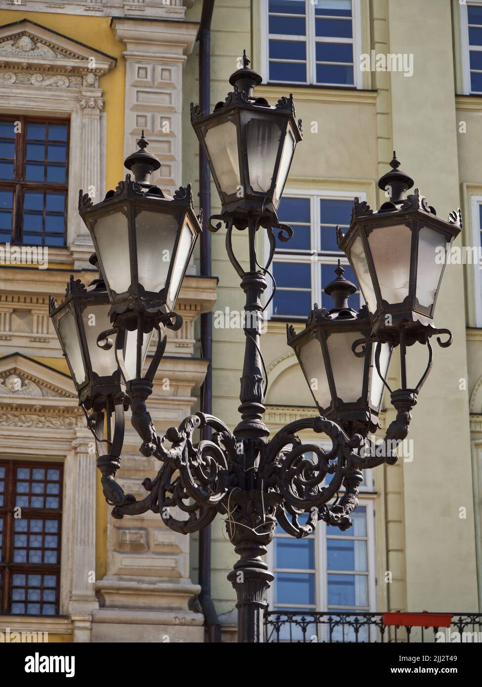 Ein alter Laternenpfosten in einer europäischen Stadt. Straßenbeleuchtung. Stockfoto