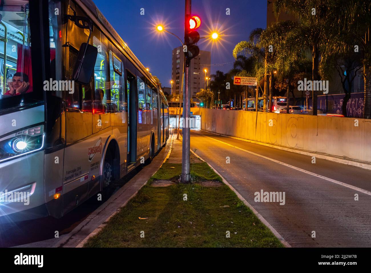 Sao Paulo, SP, Brasilien, 06. Juni 2017. Der Bus hielt an der Ampel am Eingang des Sao Gabriel-Tunnels, im Viertel Itaim Bibi, sout Stockfoto