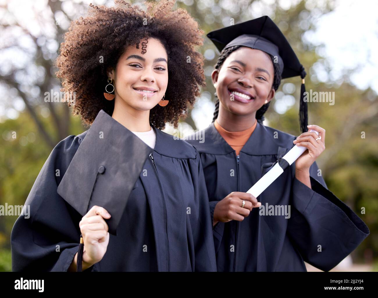 Sie kommen an tolle Orte. Porträt zweier junger Frauen, die ihren Abschluss feiern. Stockfoto