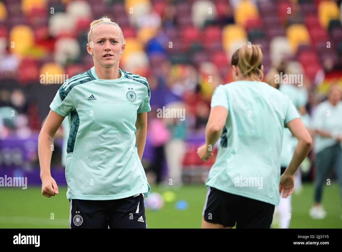 Brentford, Großbritannien. 21.. Juli 2022. Fußball, Frauen: Euro 2022, Deutschland - Österreich, Finalrunde, Viertelfinale, Brentford Community Stadium. Die deutsche Lea Schüller wärmt sich auf. Quelle: Sebastian Gollnow/dpa/Alamy Live News Stockfoto