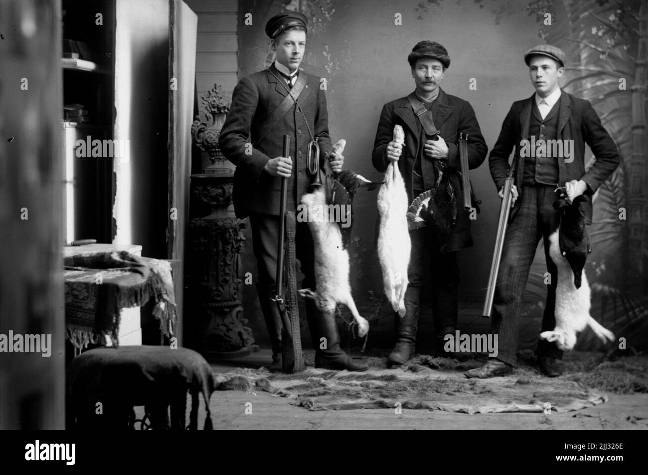 Drei Jäger mit Gewehren und Kaninchen und Vögel. Arthur Hallberg, geboren 1885-08-07 in Ohio, USA, starb 1963-08-13 in Svennevad.amandus Hildor, geboren 1876-07-23 in Södra Sättra in Svennevad, gestorben 1962-11 -23 in Olaus Petri Gemeinde in Örebro.anton Hallberg, geboren 1890-03-26 in Ohio, USA, starb 1984-01-30 in Northern Hyddan in Svennevad.Arthur war mit Amandus Schwester Hilda Johansson verheiratet, Geboren 1882-10-07 in Pellagården in Svennevad, gestorben 1951-10-13 in Örebro. Stockfoto