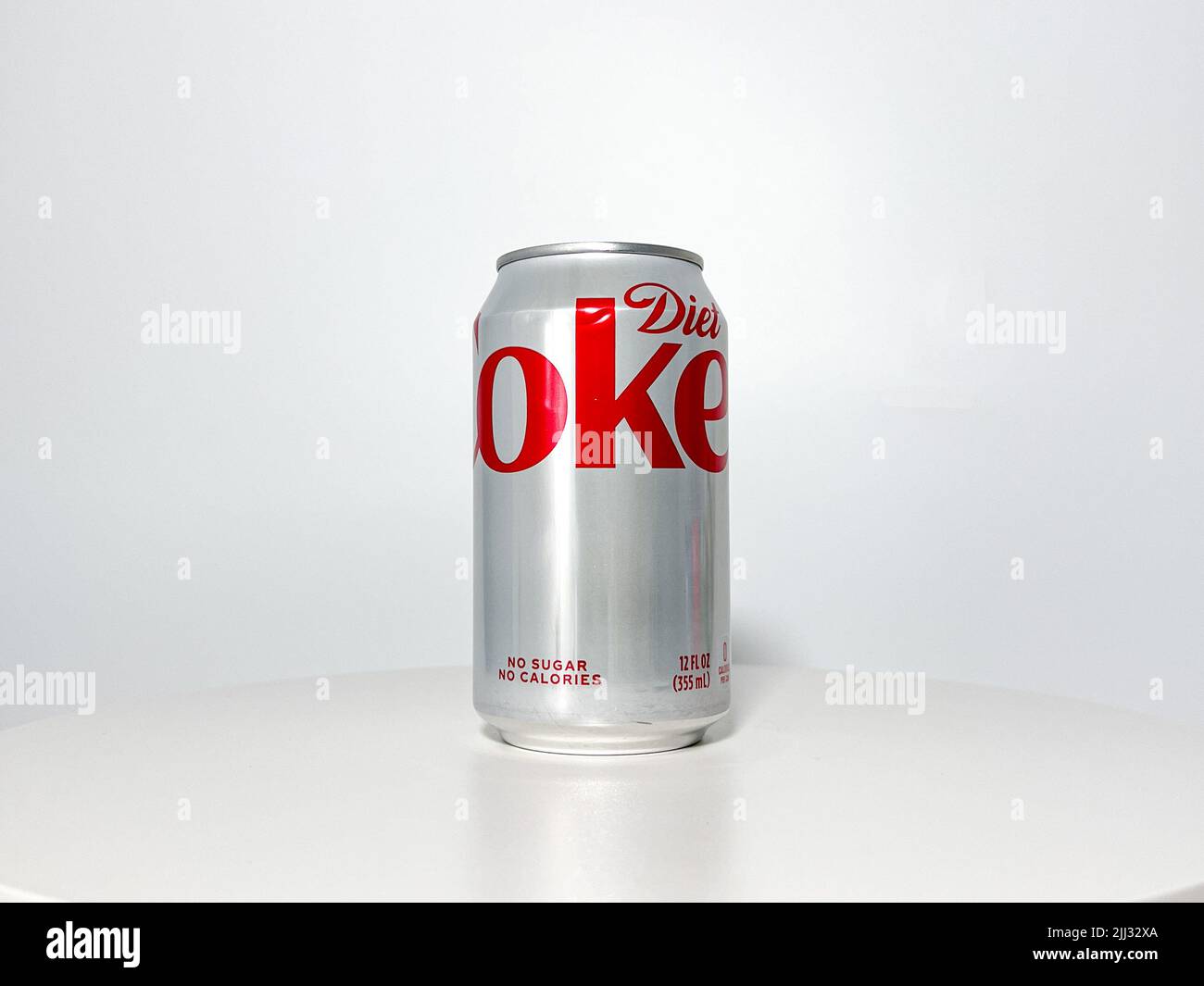 Orlando, FL USA - 14. Juli 2022: Eine Dose Diet Coke auf weißem Hintergrund. Stockfoto