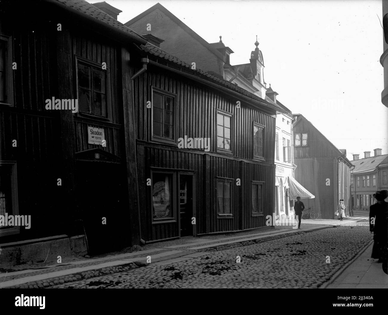 Wohngebäude mit Geschäftsgebäuden im Erdgeschoss. Stockfoto