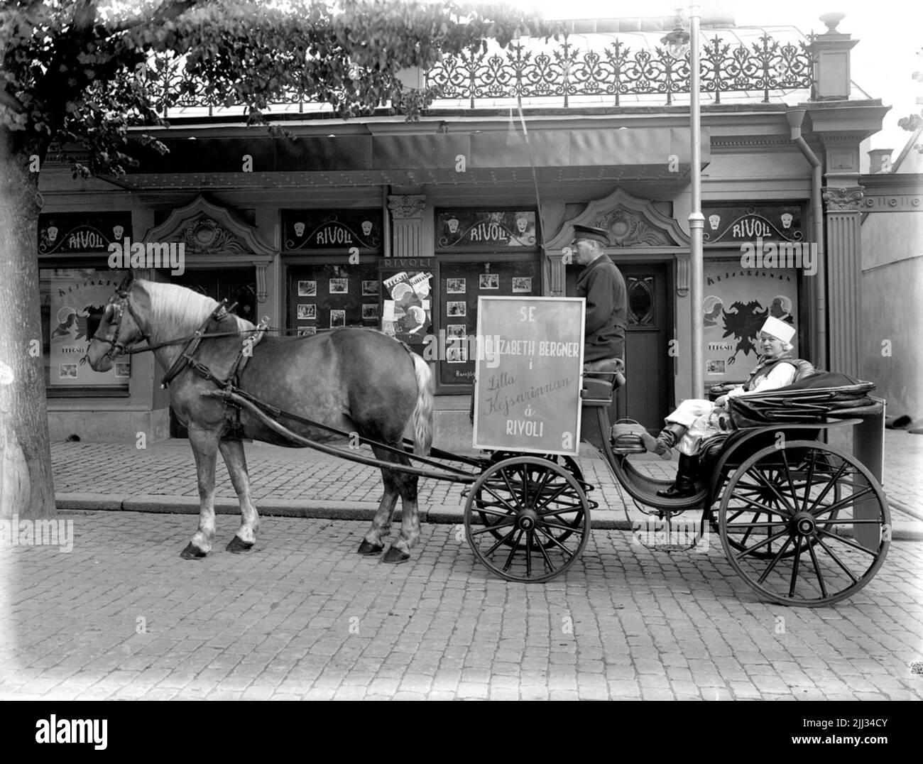 Die Dame im Fahrerhaus ist Frau Anna-Greta Kindgren, ein Pferd, das wegen Drogen angespannt ist. Werbung für den Film 'Little Empress' im Kino Rivoli. Stockfoto