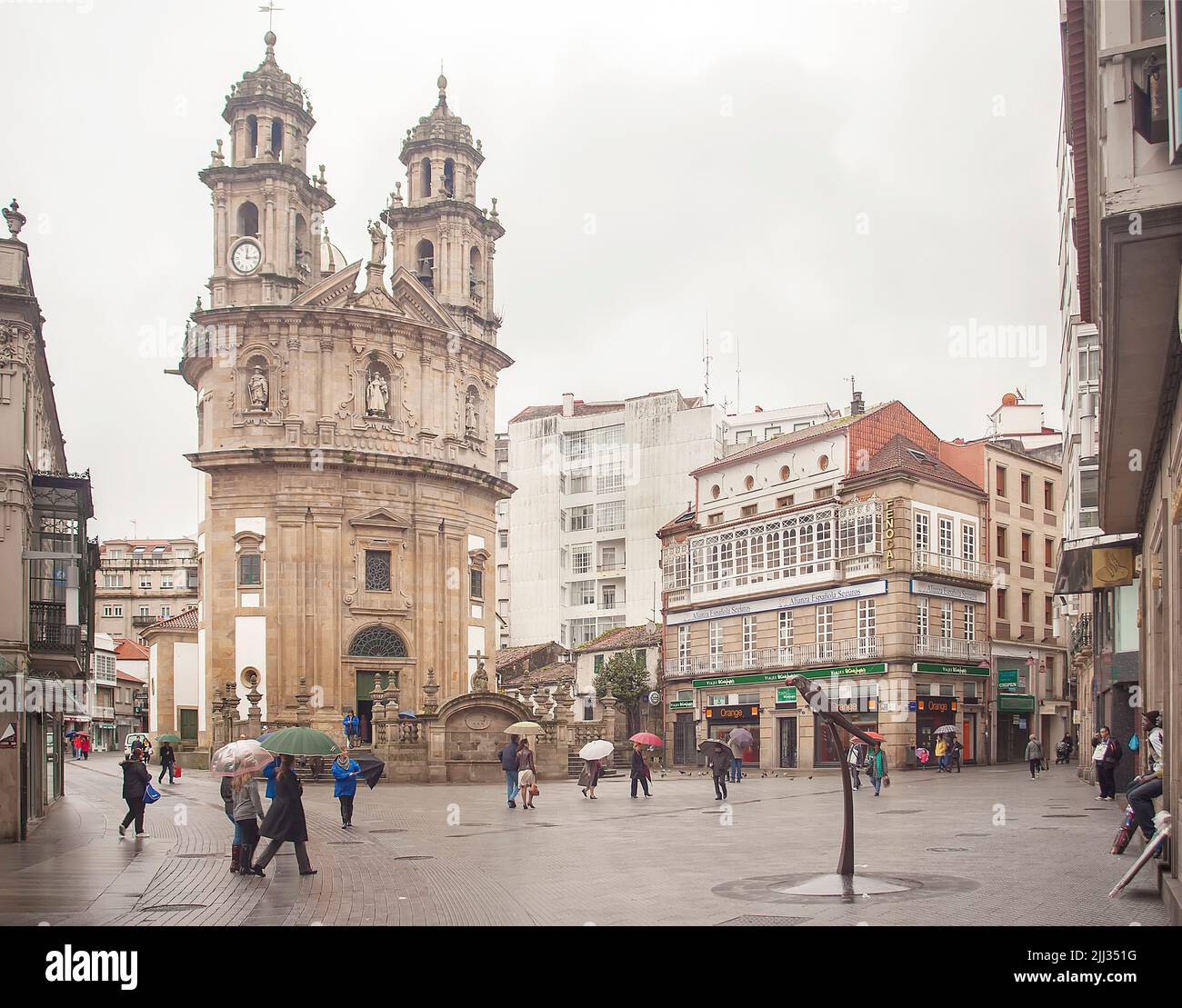 Fußgängerzone im Stadtzentrum von Pontevedra, Galicien, Spanien an einem regnerischen Tag Stockfoto