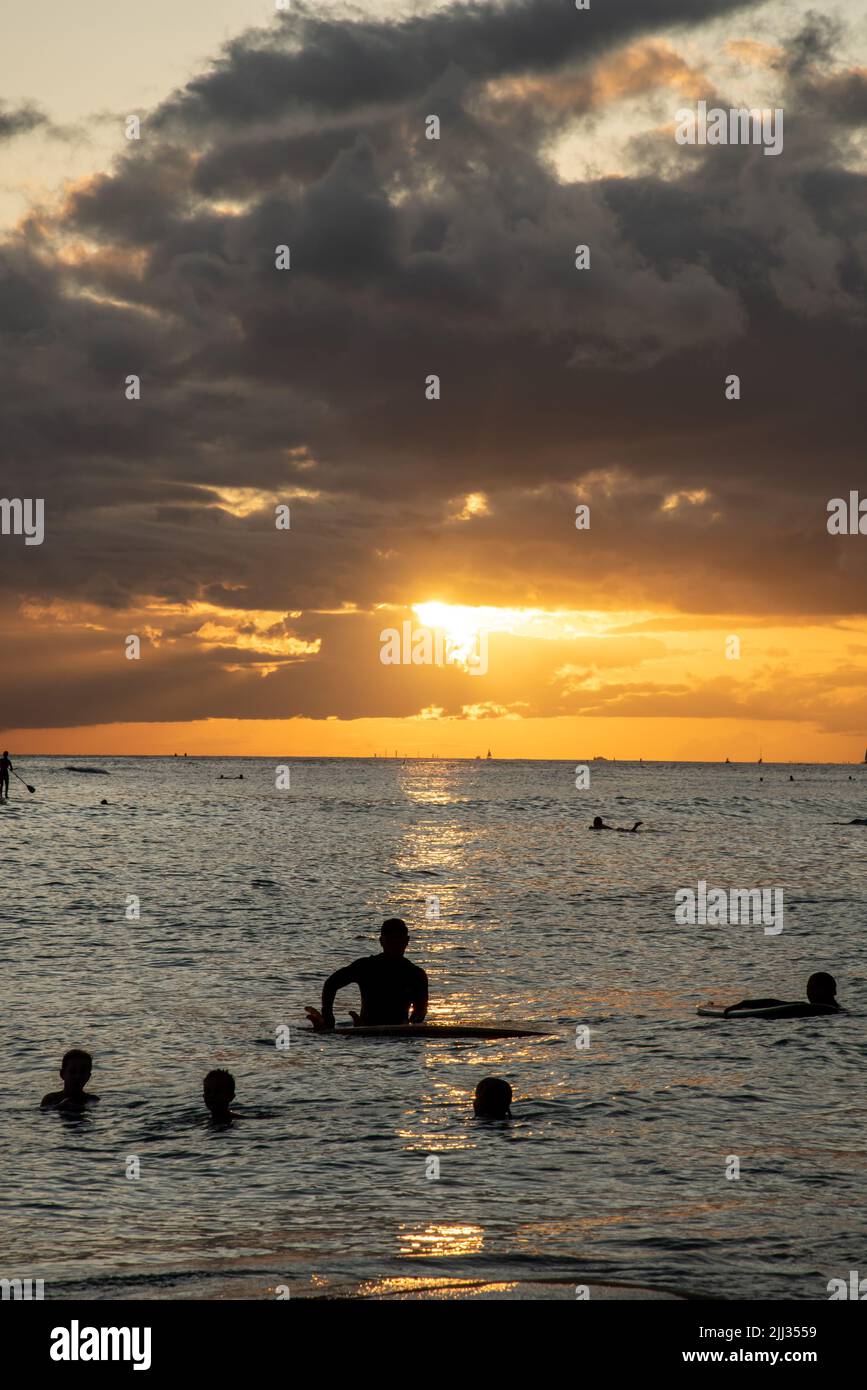 Sonnenuntergang mit atemberaubendem Sonnenuntergang über dem pazifischen Ozean. Surfer Silhouette im Blick. Stockfoto