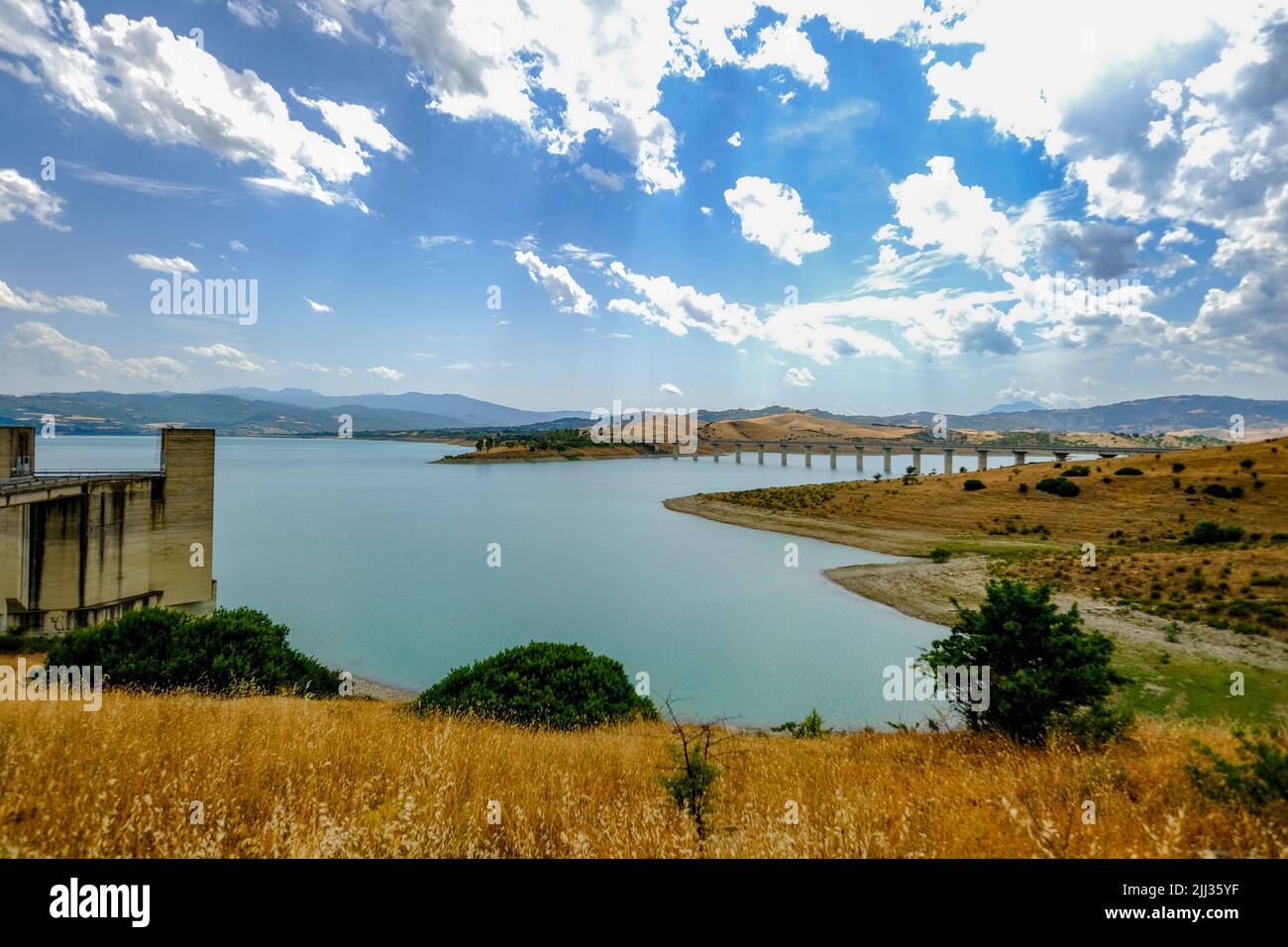 Der Stausee des Monte Cotugno-Staudamms in der Provinz Potenza liegt aufgrund der außergewöhnlichen Hitzewelle, die Italien in diesen Tagen durchsetzt, unter dem Normalwert. Stockfoto