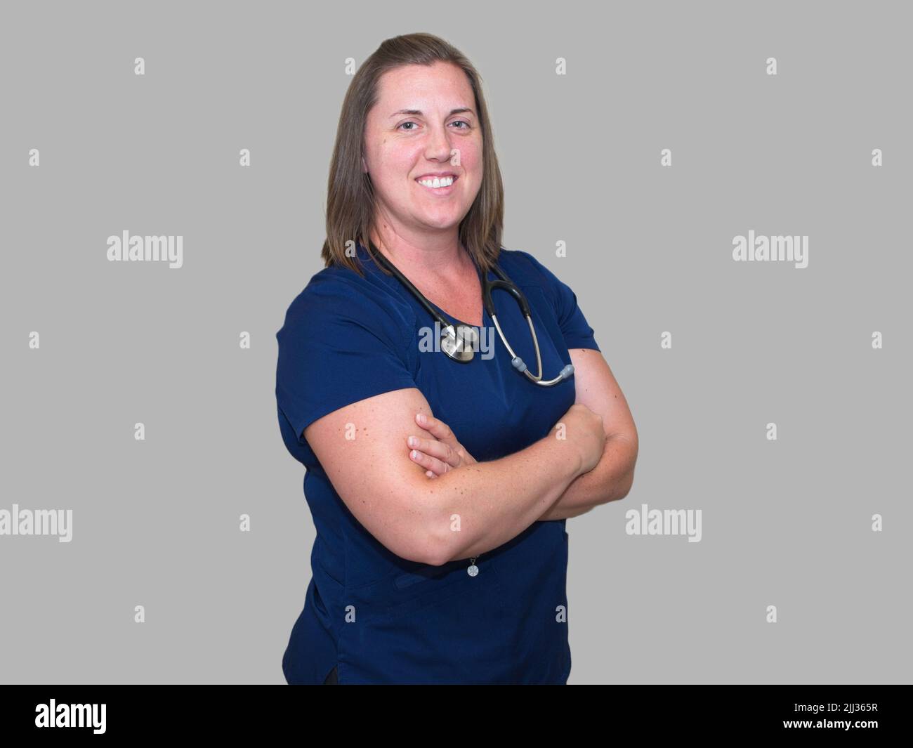 Der medizinische Beruf ist nicht einfach, aber er ist sicherlich lohnend für diese lächelnde Krankenschwester Praktikerin. Stockfoto