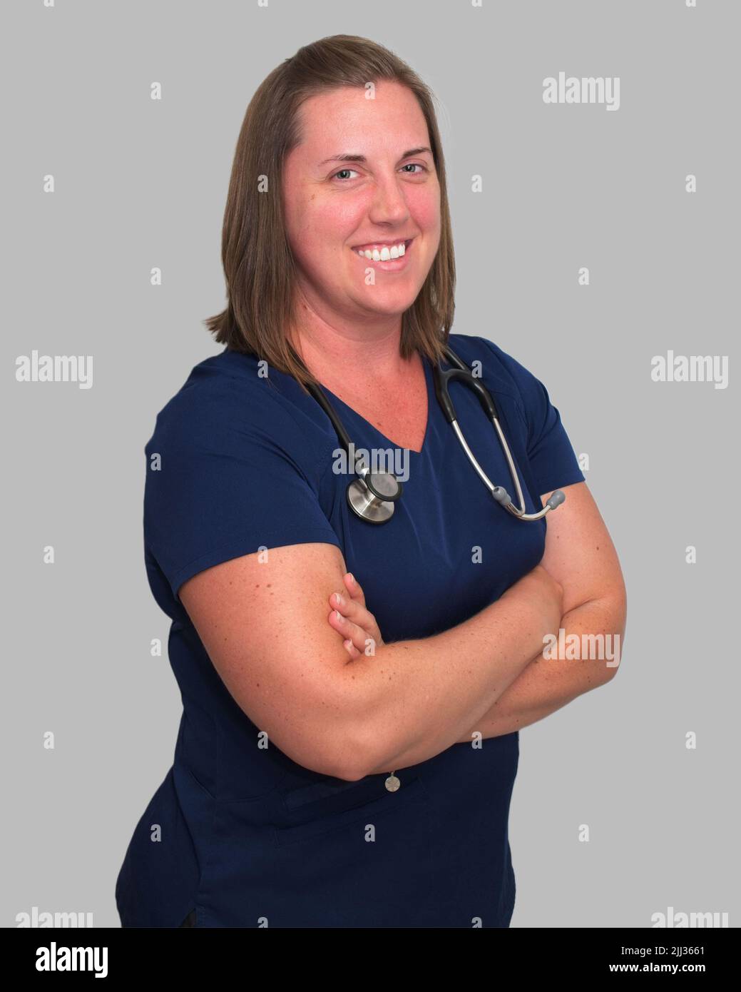 Der medizinische Beruf ist nicht einfach, aber er ist sicherlich lohnend für diese lächelnde Krankenschwester Praktikerin. Stockfoto