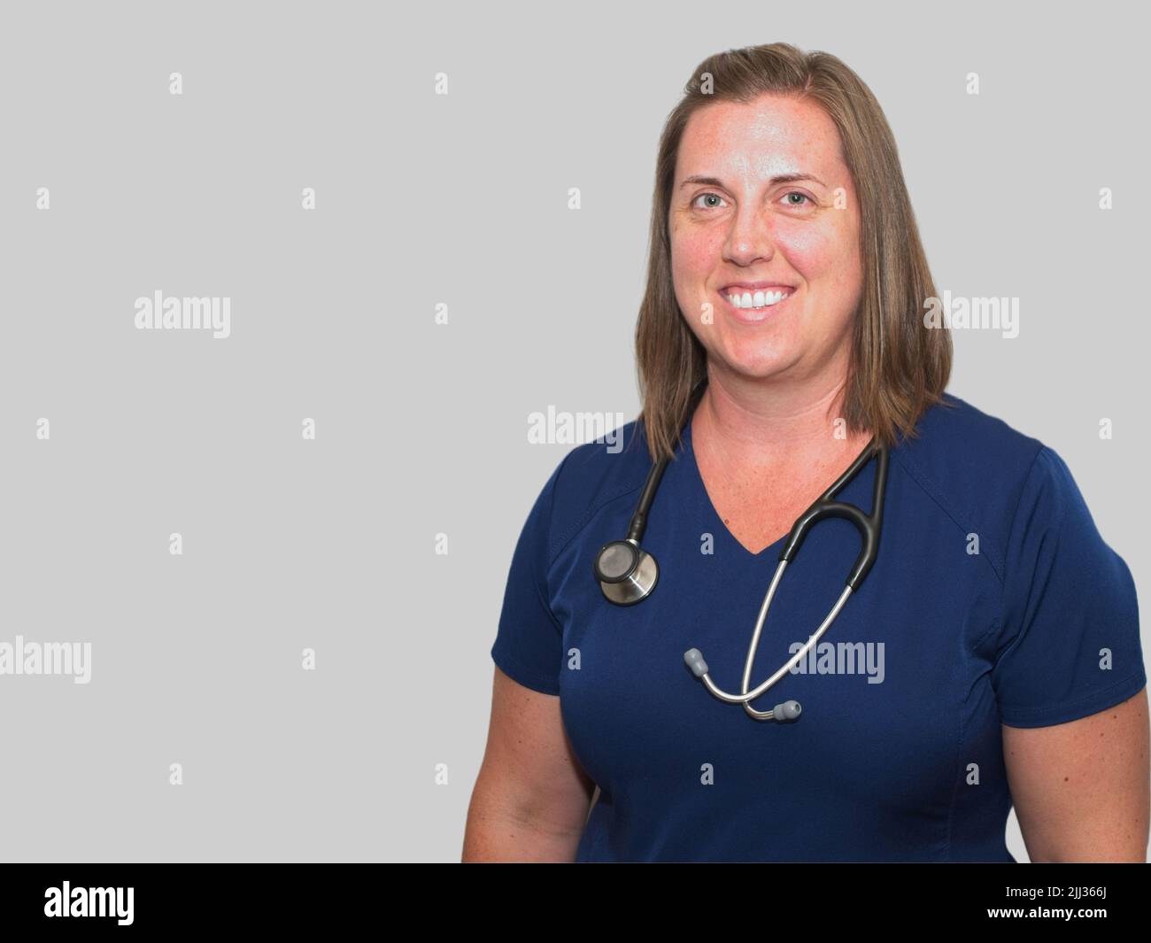 Der medizinische Beruf ist nicht einfach, aber er ist sicherlich lohnend für diese lächelnde Krankenschwester Praktikerin. Stockfoto