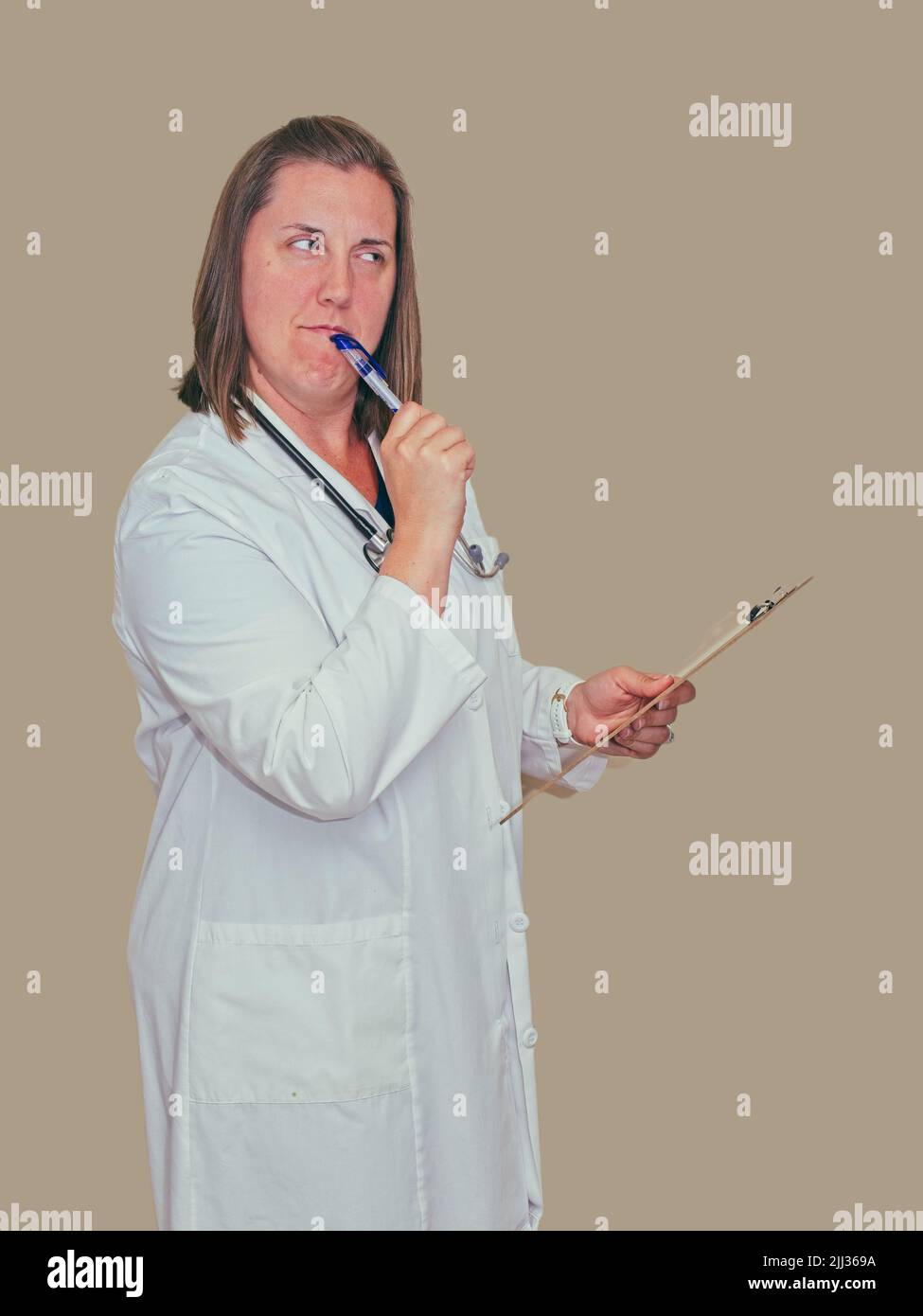 Krankenschwester Praktizierende macht Witze, während sie Krankenhausrunden macht Stockfoto