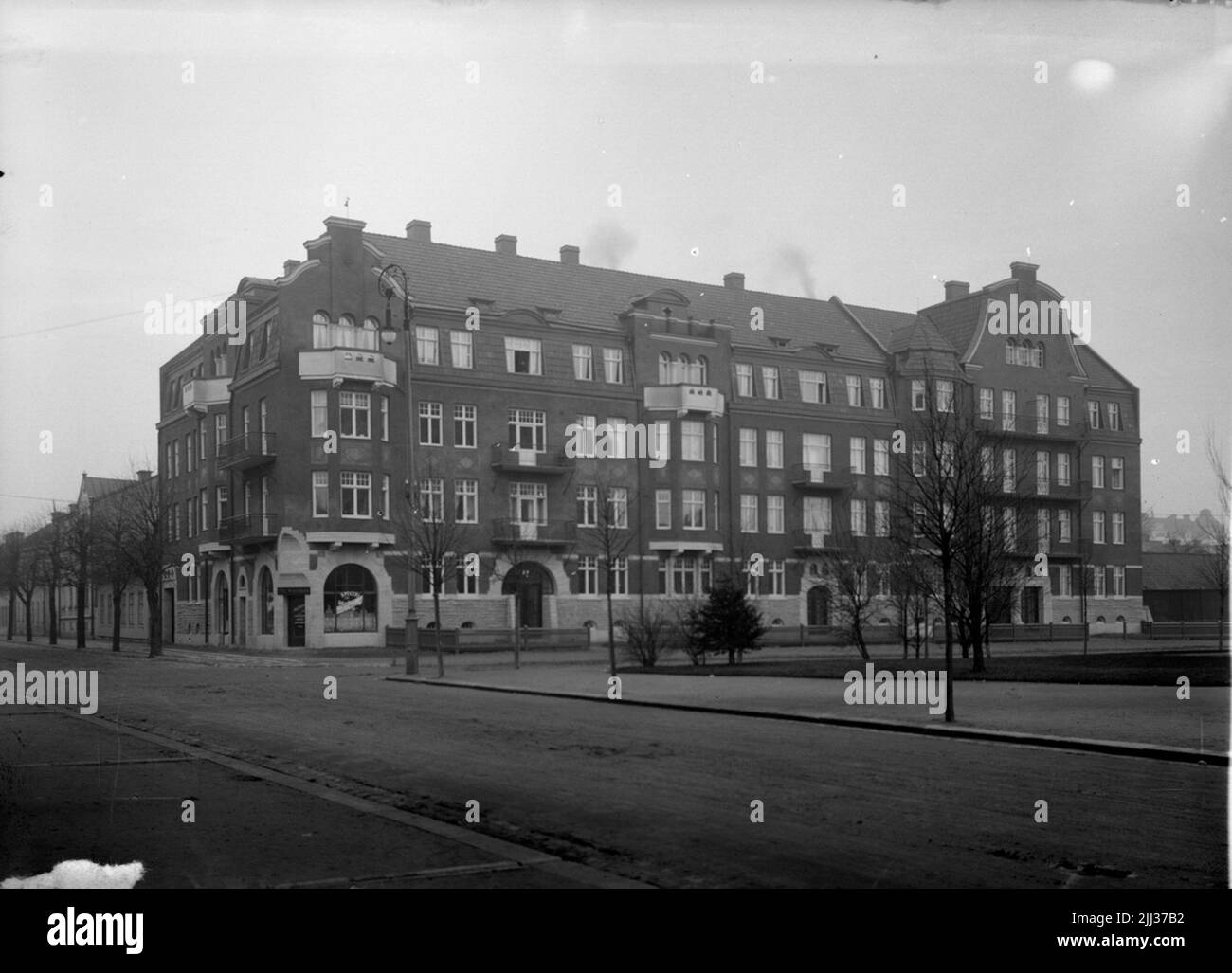 Steinhaus auf vier Etagen mit Fassade aus rötlich-braunem Glattputz, zwei vorderen Öfen und Balkonen. Stockfoto