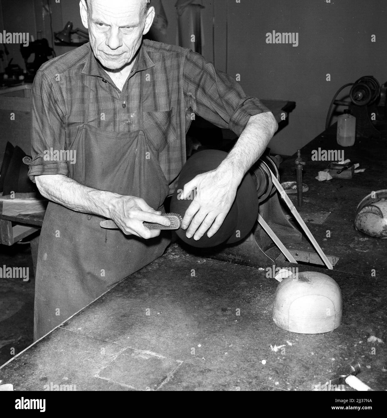 Hat-Produktion. 199/67 das Bürsten des Hutes erfolgt von Hand Stockfoto