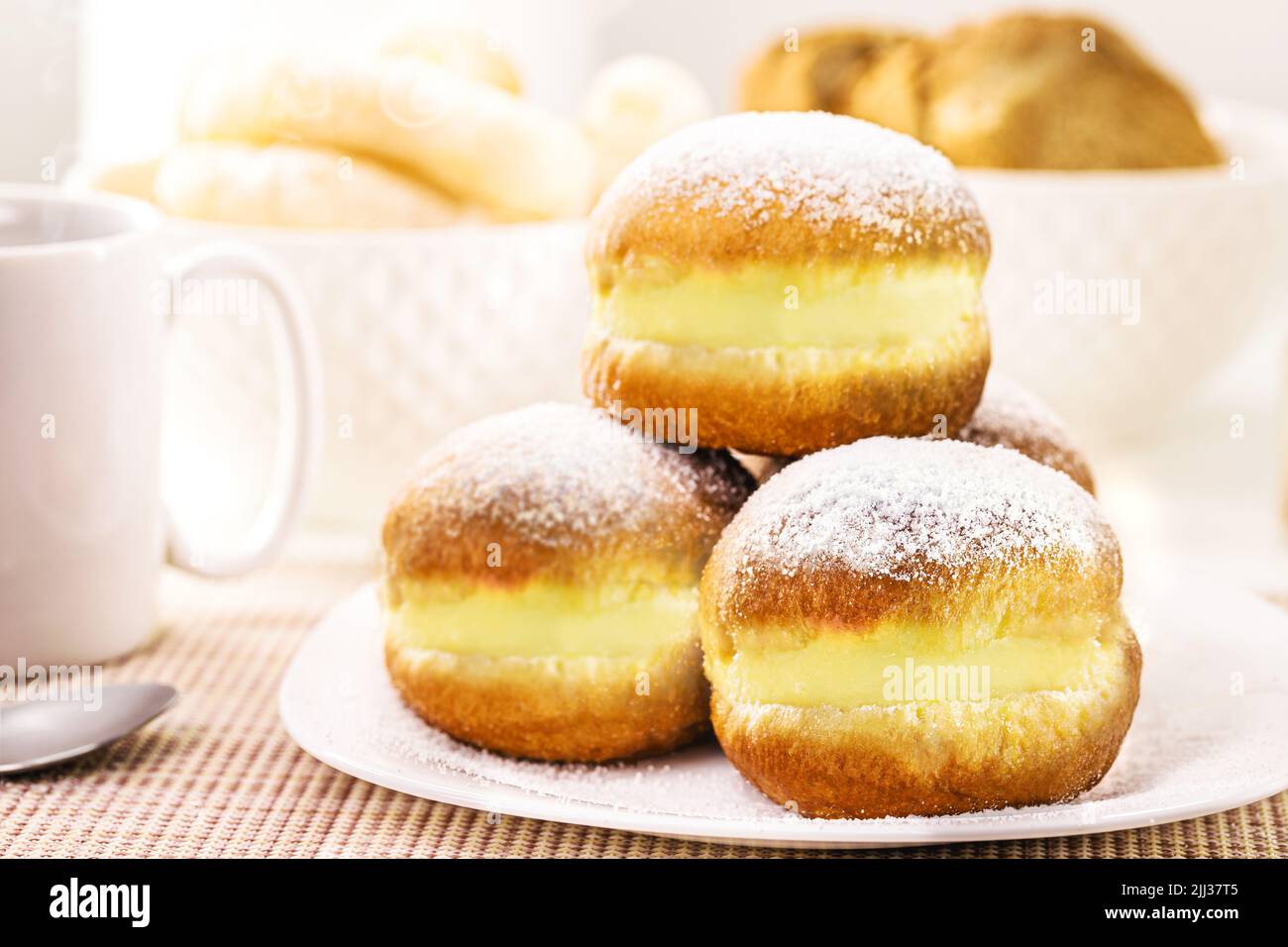 Süßes Brot mit Zuckercreme und Ei, brasilianischer frittierter Donut genannt Bäckerei 'Traum', in deutschland heißt es Berliner Eierlikör oder Kreppel-Eierli Stockfoto