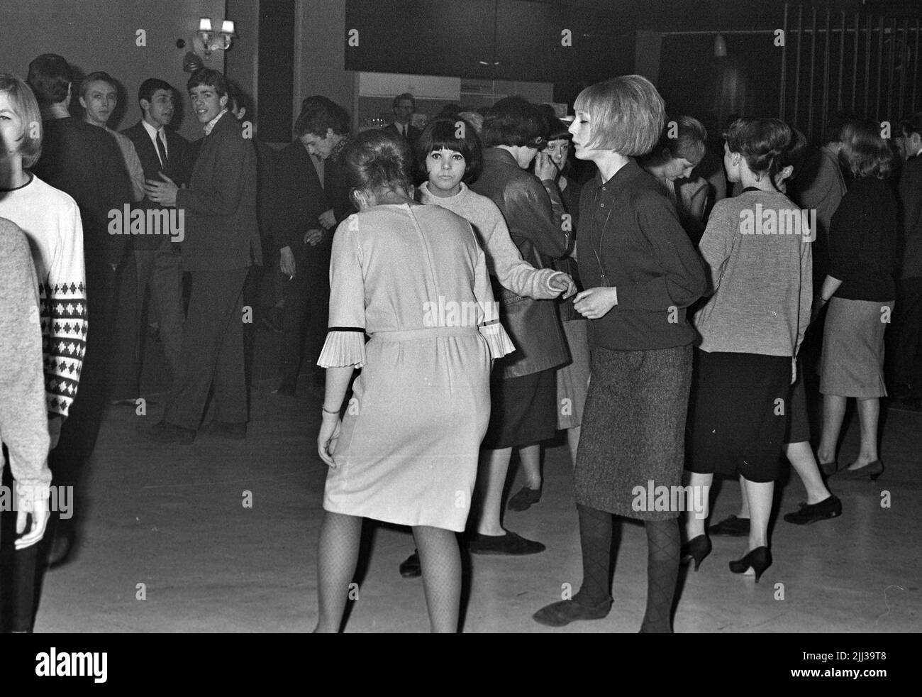 JUGENDLICHE im nicht identifizierten Club im Februar 1964. Stockfoto