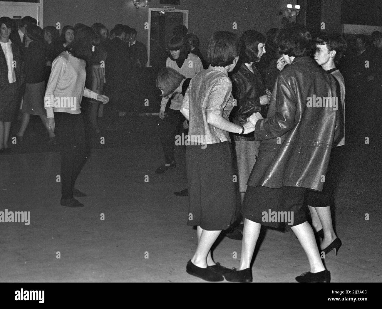 JUGENDLICHE im nicht identifizierten Club im Februar 1964. Stockfoto