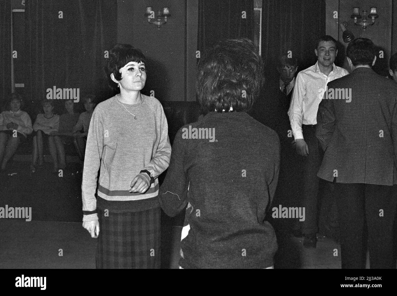 JUGENDLICHE im nicht identifizierten Club im Februar 1964. Stockfoto
