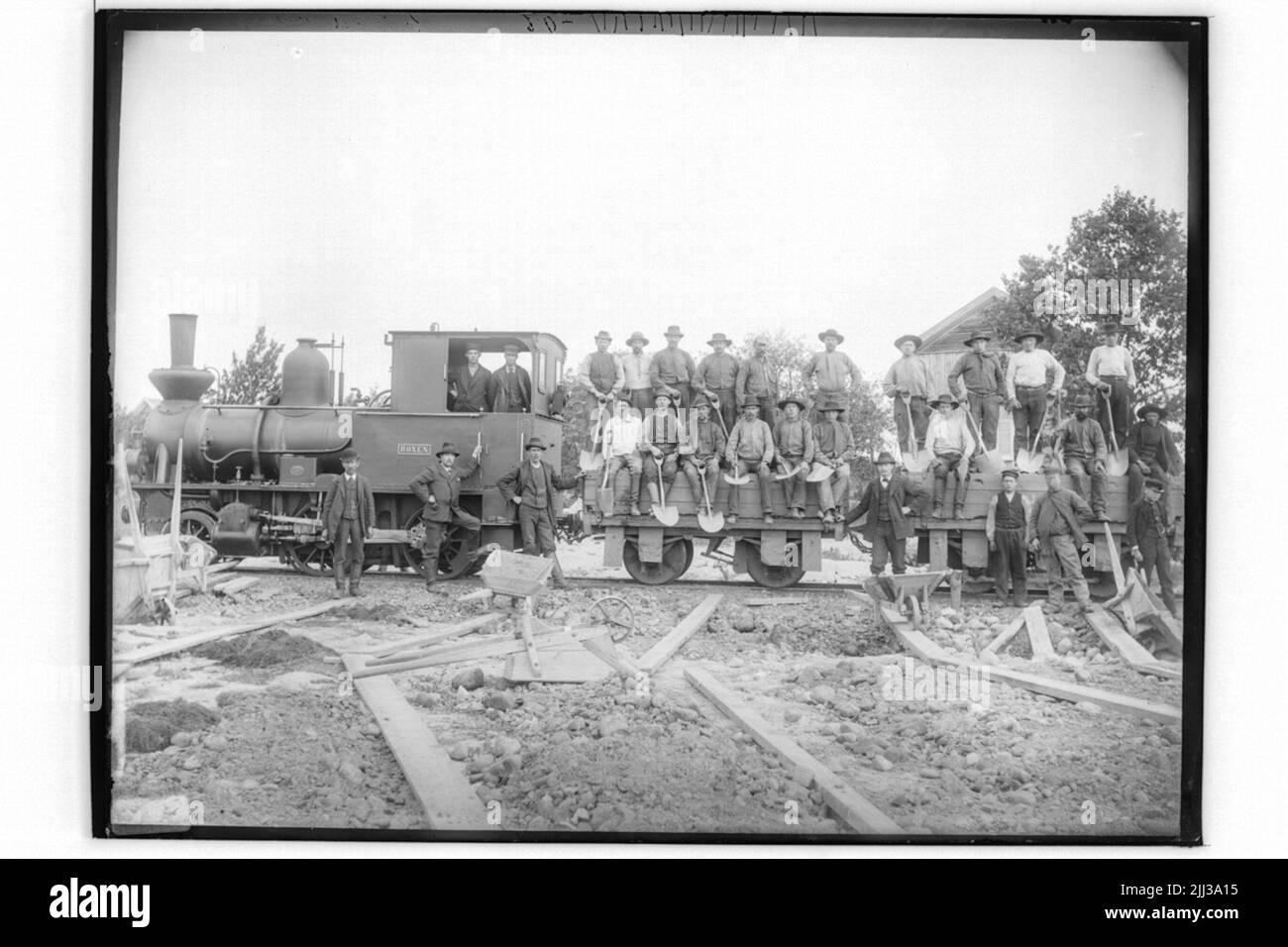 Dampflokomotive Roxen mit Schotterwagen und Bahnarbeitern. Ehemaliger Ahlmqvist Stockfoto