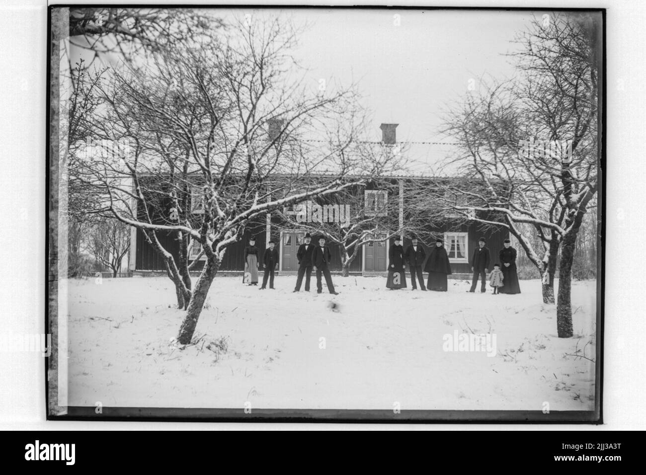 Gebäude, 10 Personen. emanuel Johansson von der rechten ältesten Tochter Hanna Elisabeth Andersson 1870-1935 (Johansson im Kirchenbuch, Pater Johan Andersson 1838-1889) mit Ehemann Erik Nilsson (1865-1933) und der ältesten Tochter Thyra Elisabet Nillson (verheiratet Rosén, 1898-88). Die moderne Witwe Anna Katarina Larsdotter (1847-1903). Die drei Brüder Johannes Emanuel Johansson 1873-, (möglicherweise mit ihrer zukünftigen Frau Olga Maria Eriksson 1880-), David Andreas Johansson (1876-) und Paul Gottfrid P.G. Johansson (1878-) und die jüngste Tochter Anna Lydia Johansson (188 Stockfoto