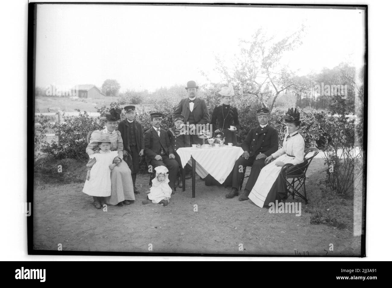 Gruppe, 10 Personen rund um den Couchtisch.Gustaf Pettersson C/O Sandell & Hammarström. Stockfoto