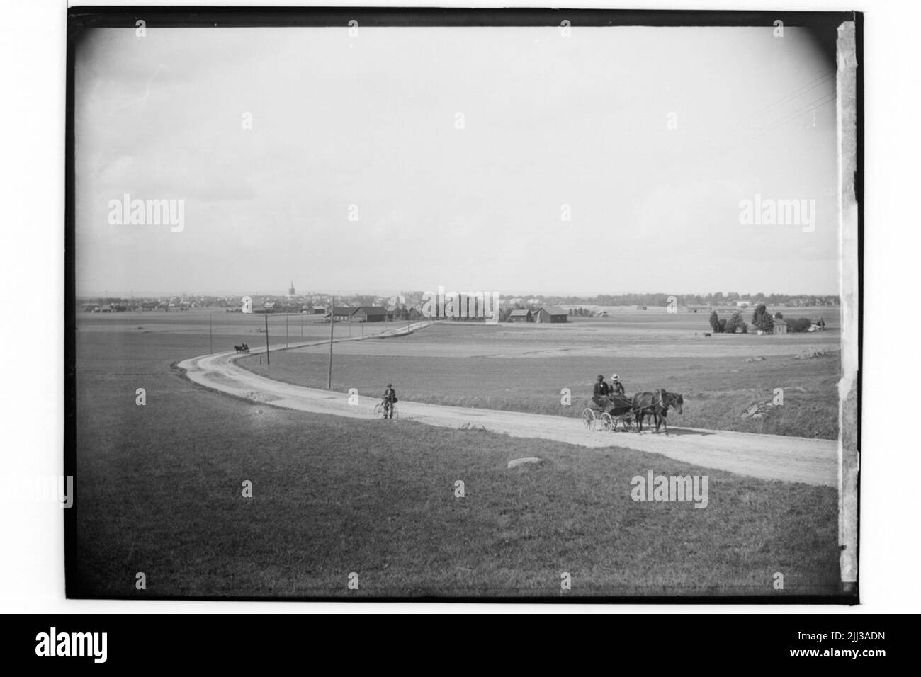 Blick auf Örebro von der Almby-Kirche, Almbyvägen, zwei Reitmöglichkeiten. Stockfoto