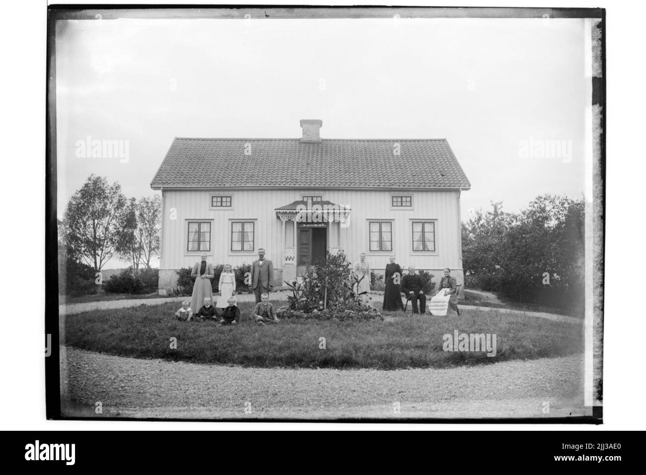 Gebäude, eineinhalb Stockwerke hoch. 11 Personen.Lars Eriksson. Stockfoto
