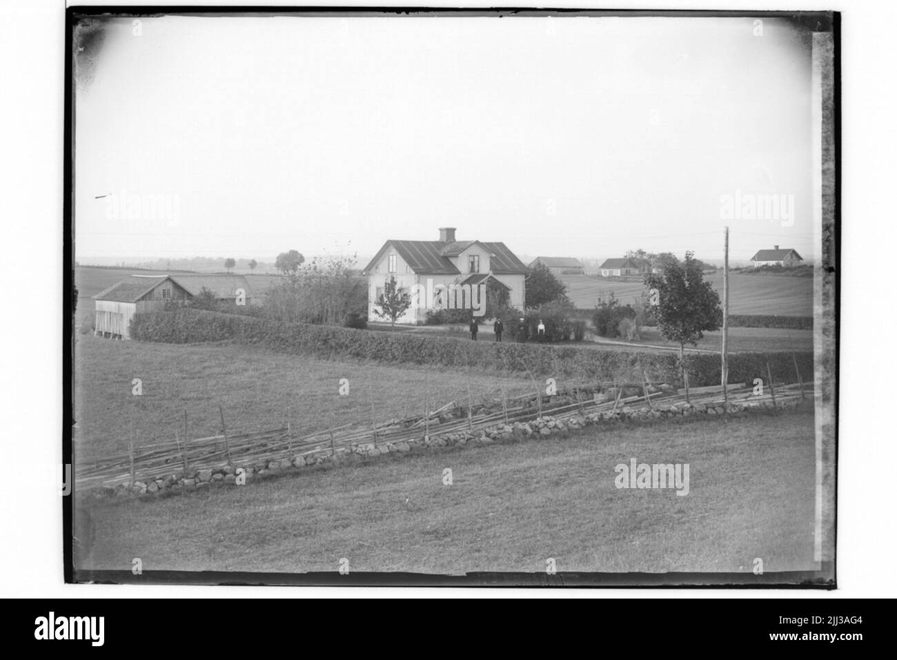 Zweistöckiges Wohnhaus, Nebengebäude, 4 Personen. Der Zimmermann J. A. Gustafsson Stockfoto