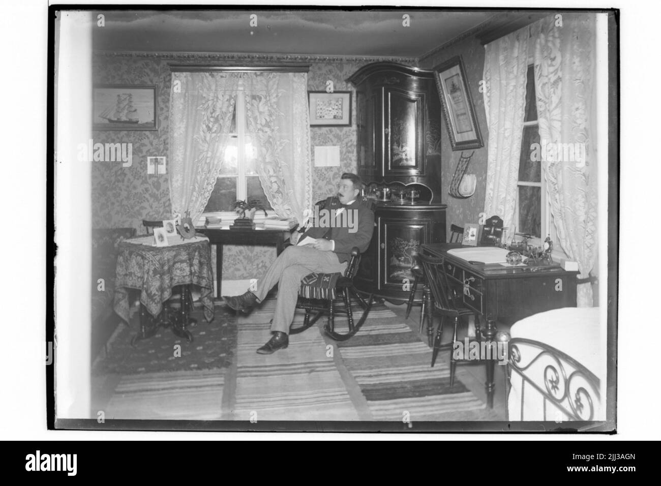 Zimmerinterieur, ein Mann.Axel Holmberg Stockfoto