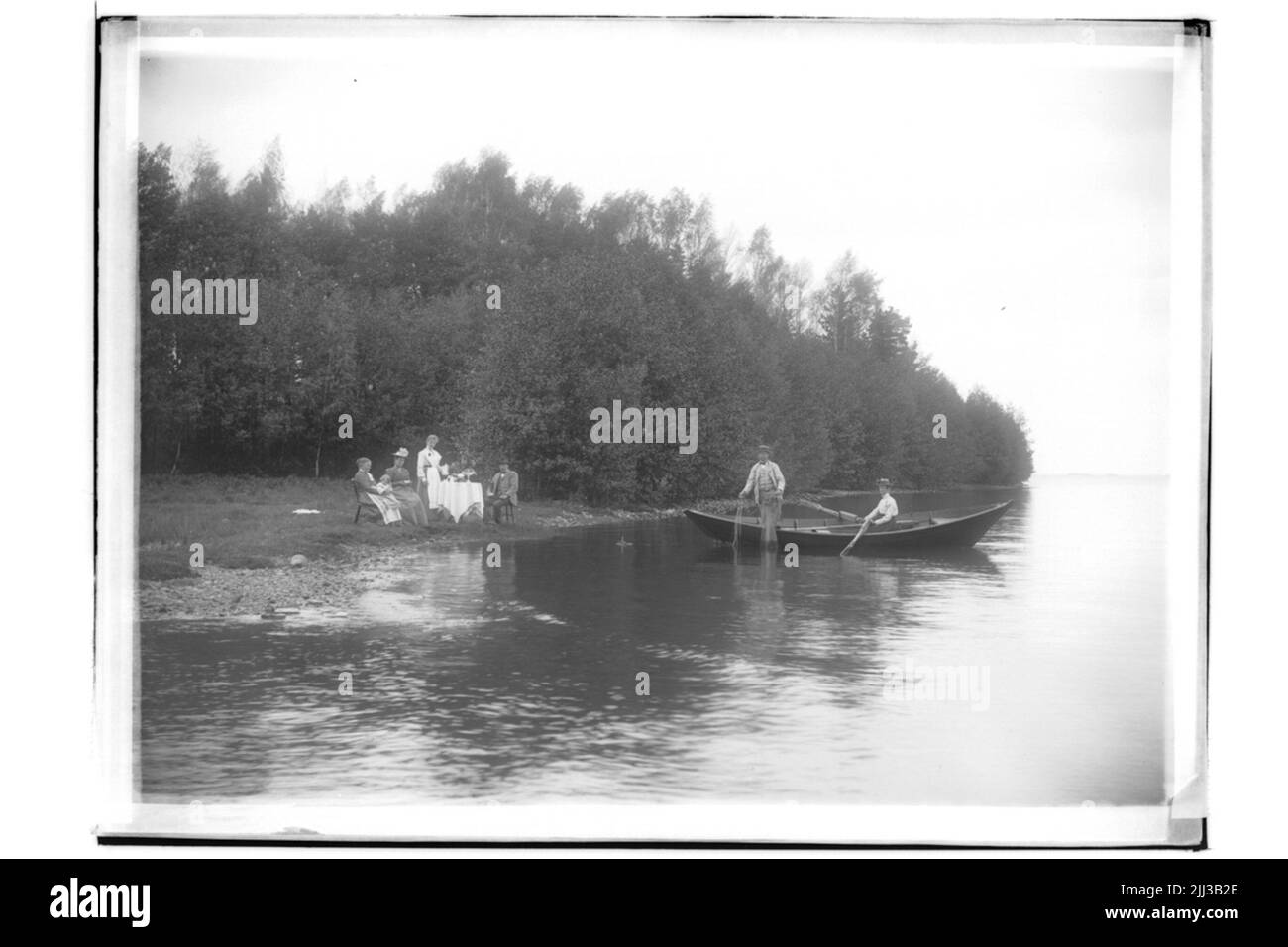 Boot, Helmnip und Netzangeln. 7 people.aug. Larsson Stockfoto