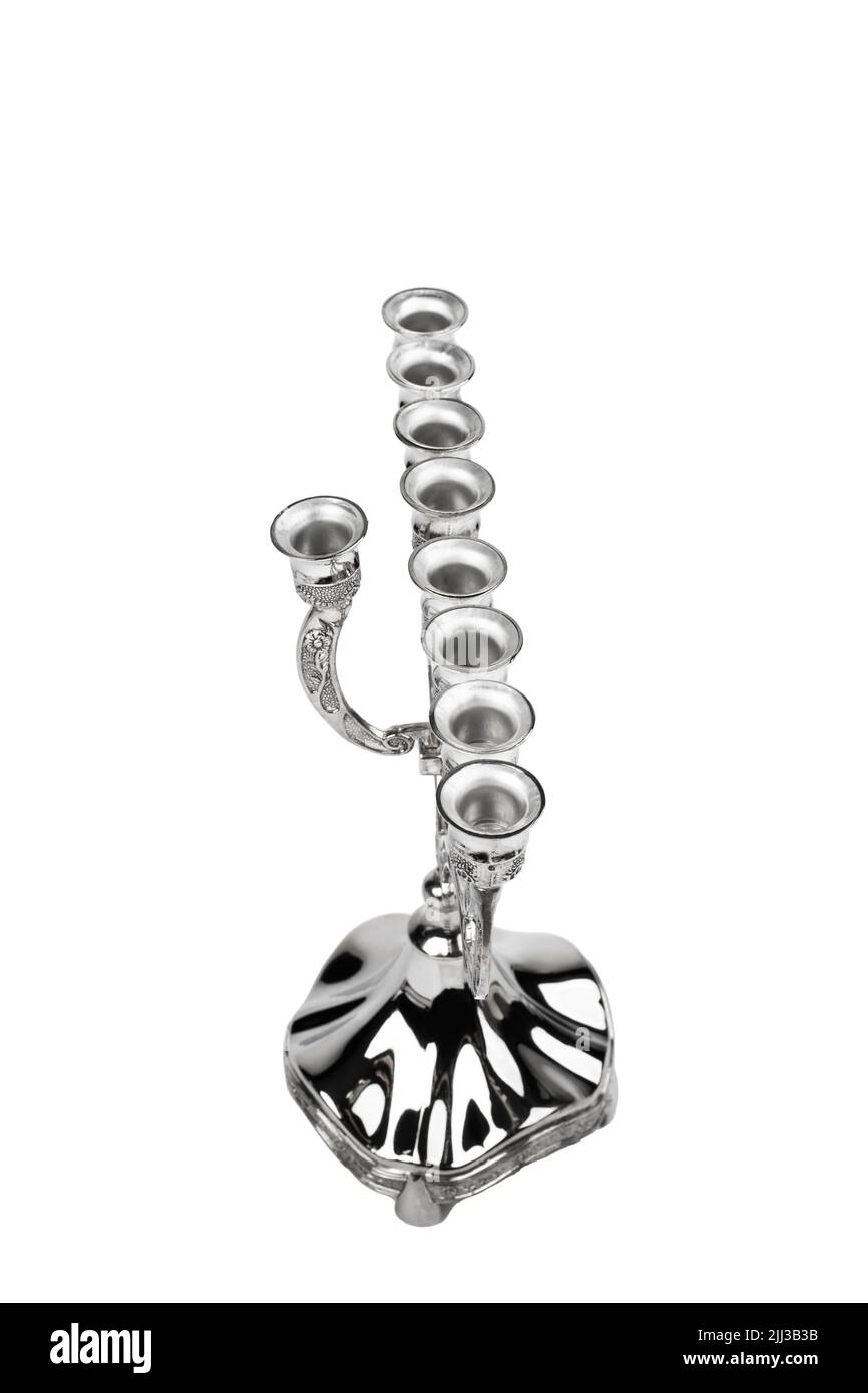 Silberne Hanukkah Menorah auf weißem Hintergrund Stockfoto