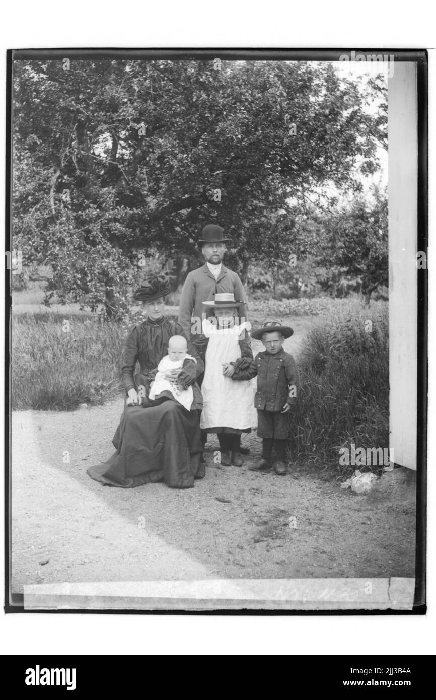 Familiengruppe, 5 Personen im Garten.Borell. Stockfoto